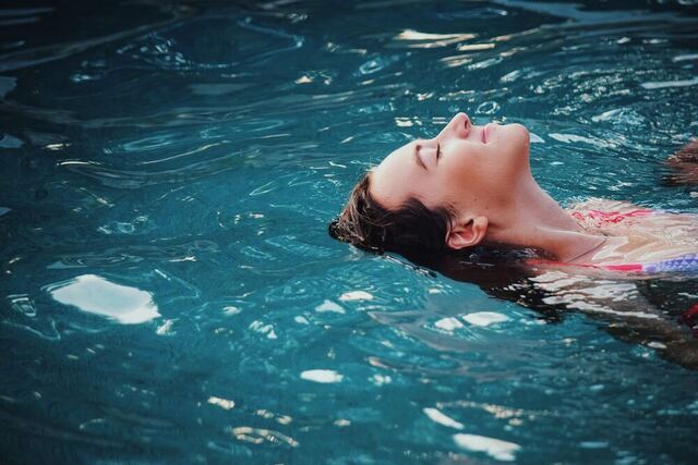 水風呂に入る女性