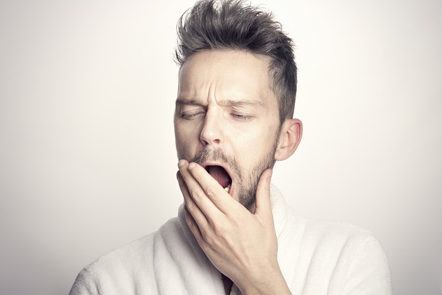 睡眠後の男性