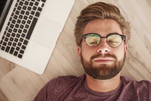 睡眠中の男性